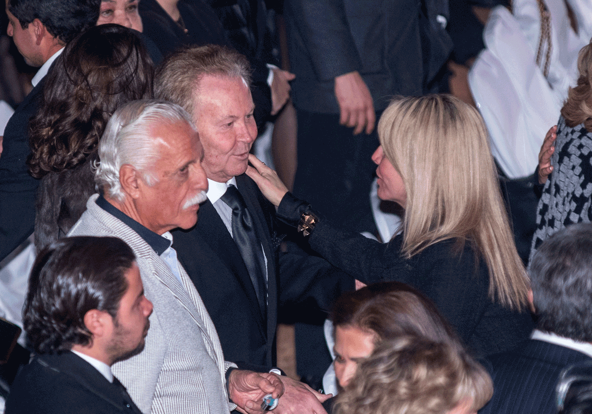 Rafael Herrerías con Mariana Otero, novia de Alejandro Basteri, en homenaje para Gerardo Islas.