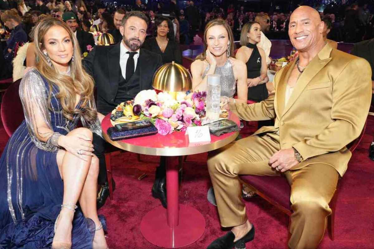 Jennifer Lopez y Ben Affleck compartieron mesa con Dwayne Johson 'La Roca' y su esposa en los Grammy 2023.