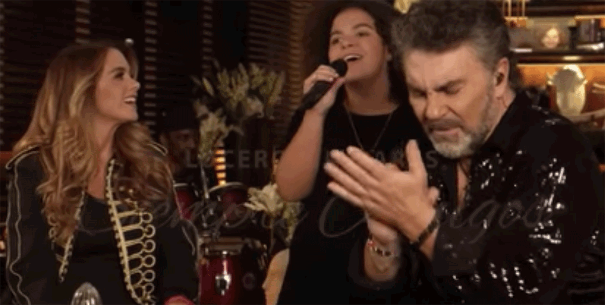 Lucero Mijares cantando frente a sus padres. Lucero no puede de la admiración.