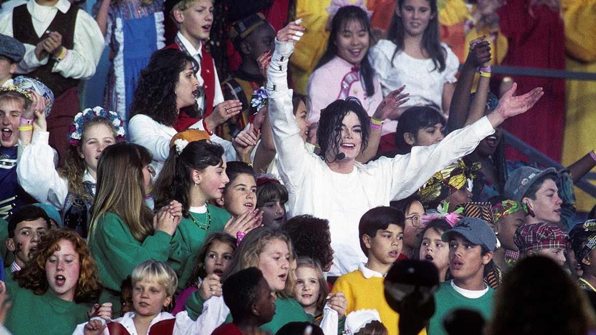Un par de meses después del Super Bowl, el Rey del Pop recibió su primera denuncia por abuso de menores.