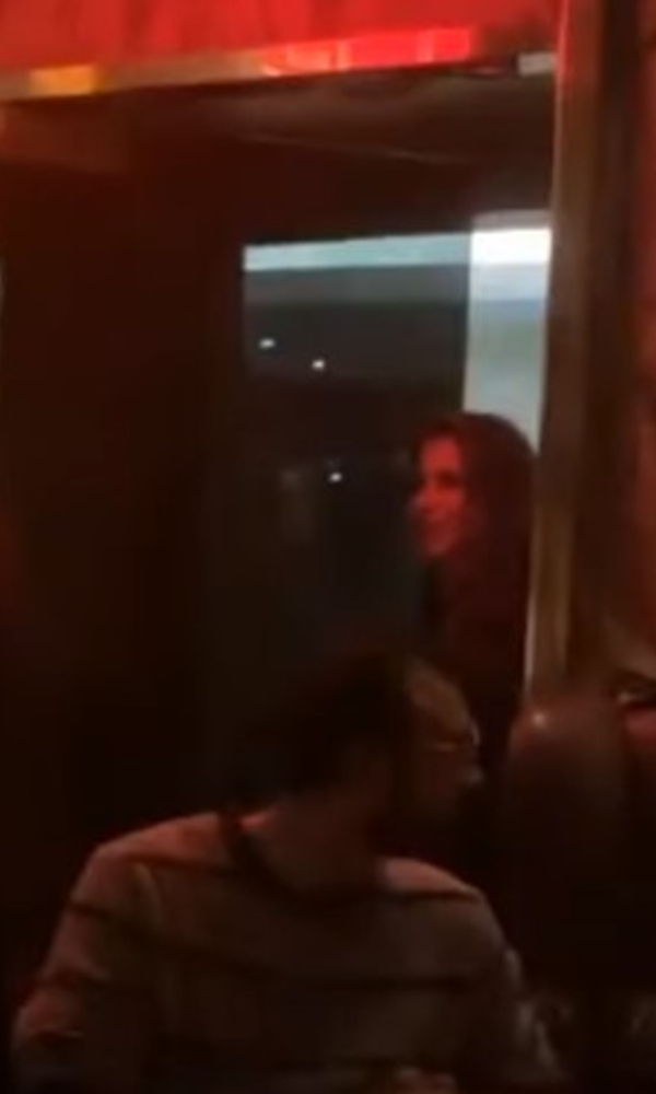Paloma Cuevas esperó pacientemente a Luis Miguel, mientras el intérprete se despedía de los músicos del bar. 
