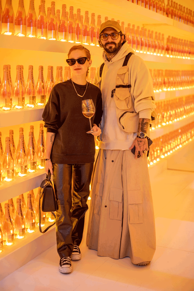 Natasha Dupeyrón iba de lo más cool con este look.