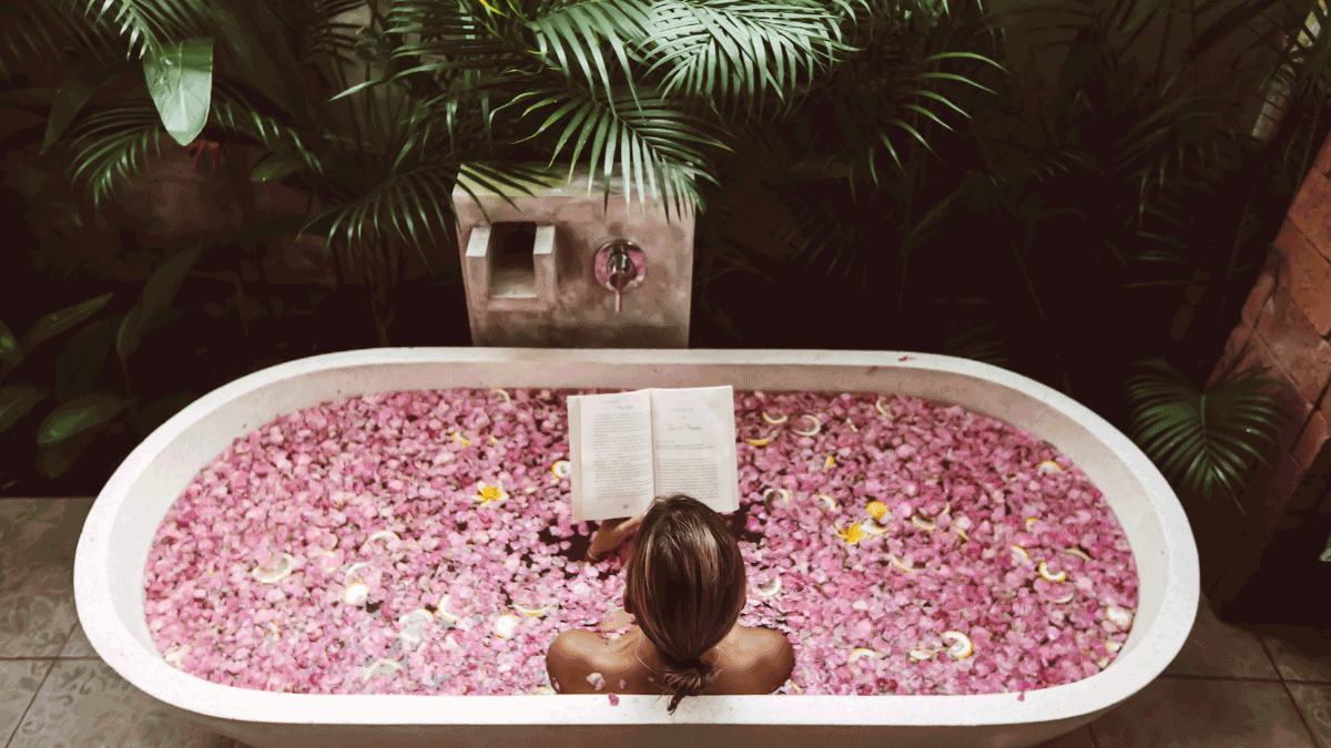 Un baño de flores te conecta con el amor a ti misma.