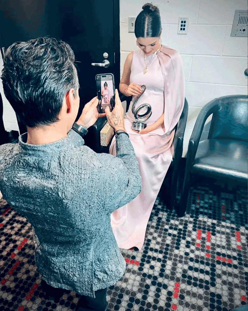 Marc Anthony el más feliz con su familia y su premio.