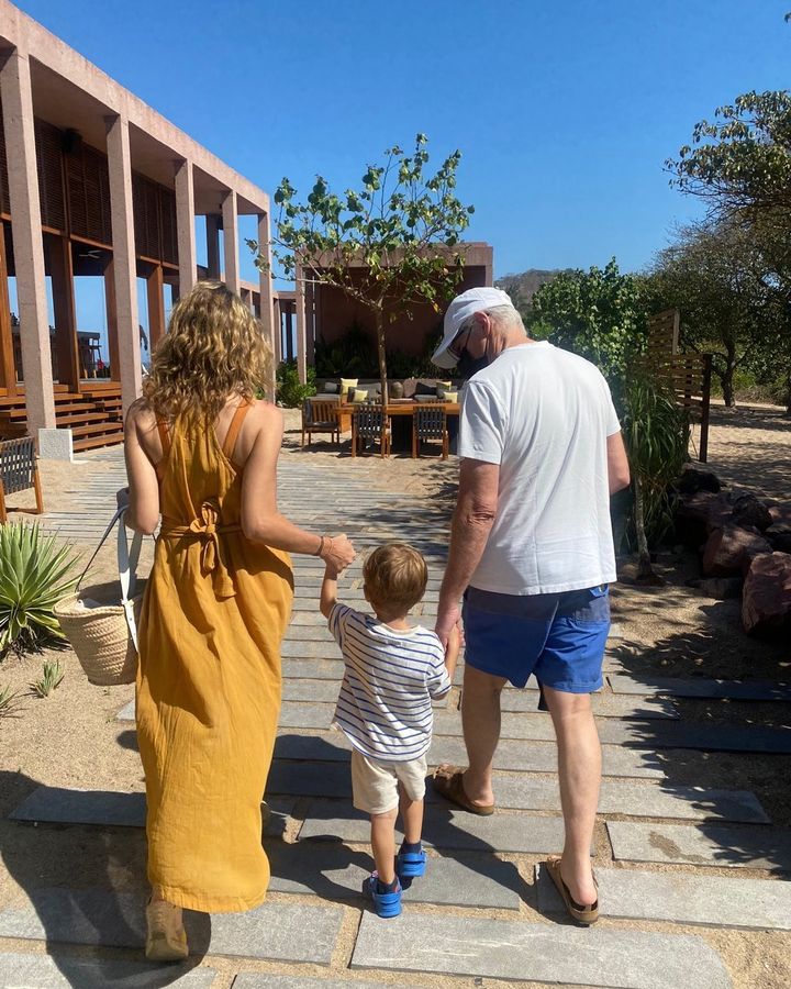 Richard Gere acompañado de su esposa y uno de sus hijos en Nuevo Vallarta.