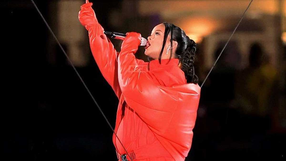 Rihanna rompe el internet al convertirse en la primera cantante embarazada en dar show en el Super Bowl