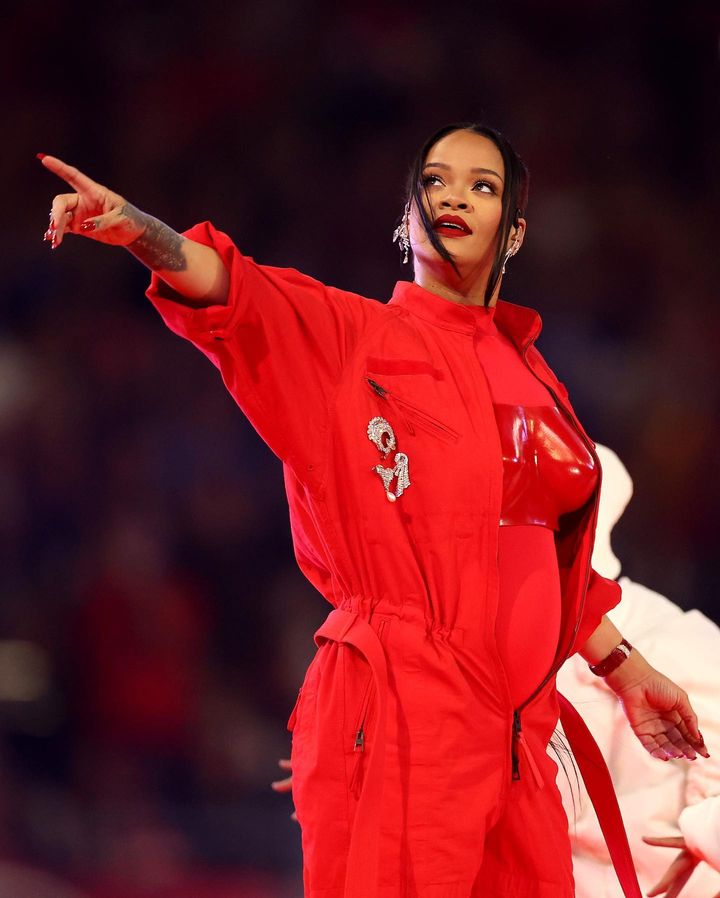 Rihanna confirma su segundo embarazo en el Super Bowl.