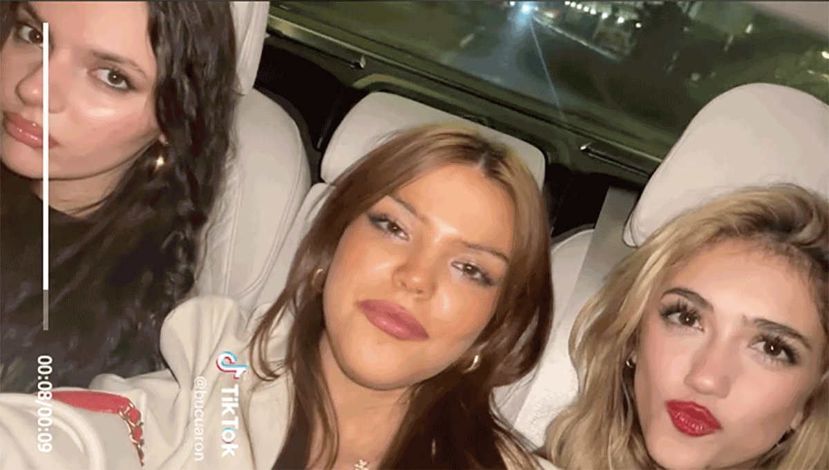 Valentina luce labios rojos, que están en tendencia.