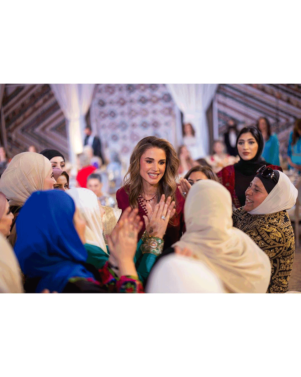 Rania de Jordania ha estado muy activa en redes sociales, compartiendo detalles del camino a la boda de Iman.