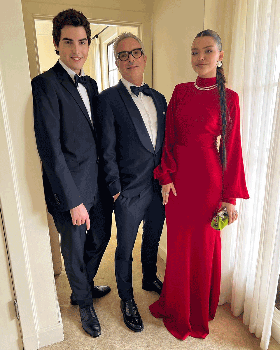 Alfonso Cuarón con sus hijos Olmo y Bu, antes de la gala de los Oscar 2023.