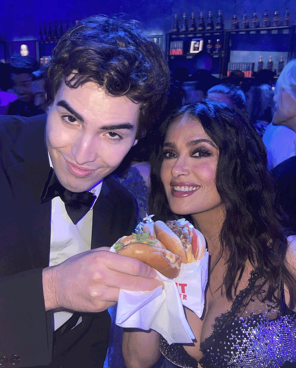 Olmo Cuarón y Salma Hayek en la fiesta post Oscar 2023 de Vanity Fair. 
