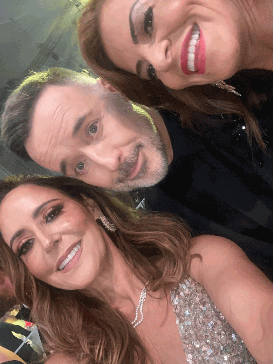 Alastasia, David Furnish y Fernanda Doring.
