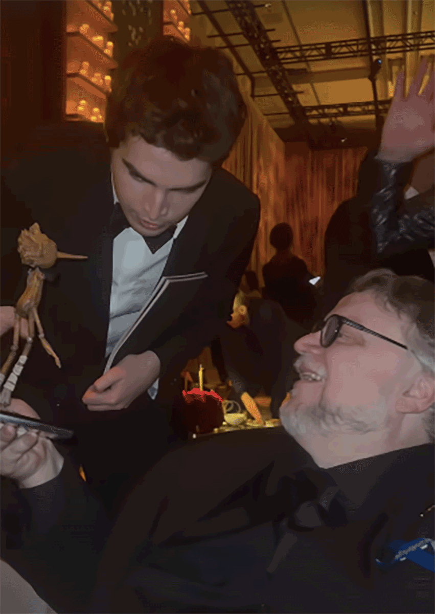 Guillermo y Olmo jugando con el Pinocchio.