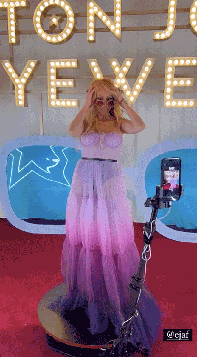 Paulina Rubio lució un vestido de Mariane Bechara, una diseñadora de Beirut, para la fiesta de Elton John por los Oscar.
