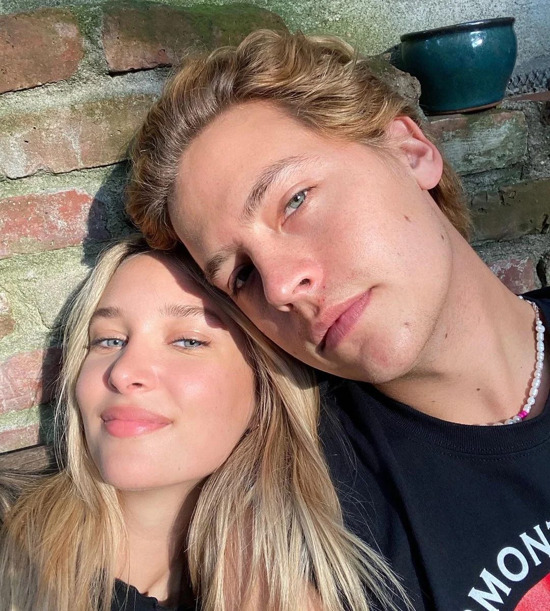 Ari y Cole Sprouse. 