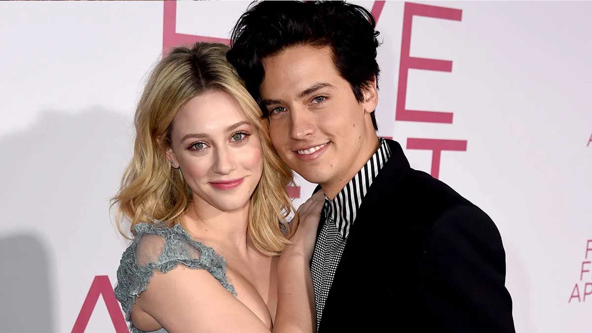 “Nos hicimos mucho daño”, Cole Sprouse admite que el final de su relación con Lili Reinhart fue difícil de superar
