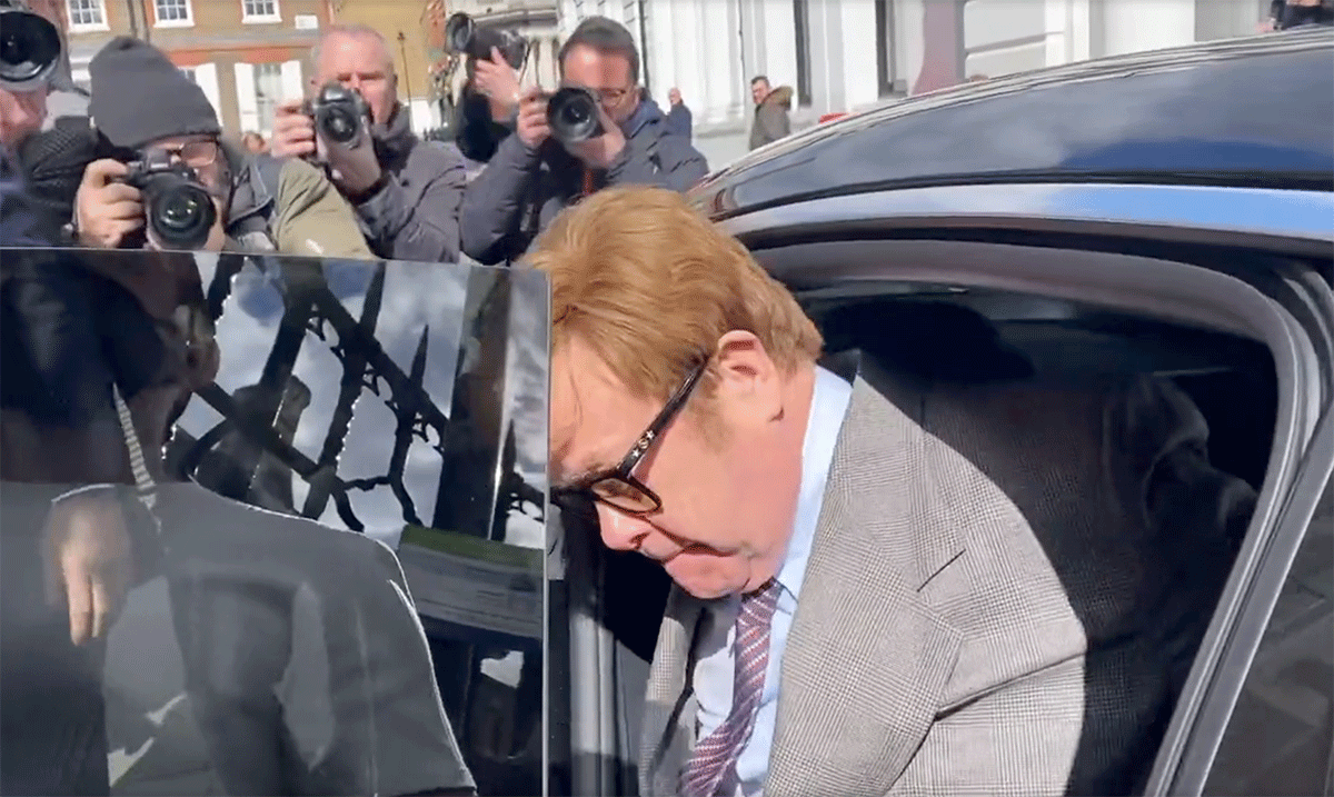 Elton John tambien compareció esta mañana en los tribunales.