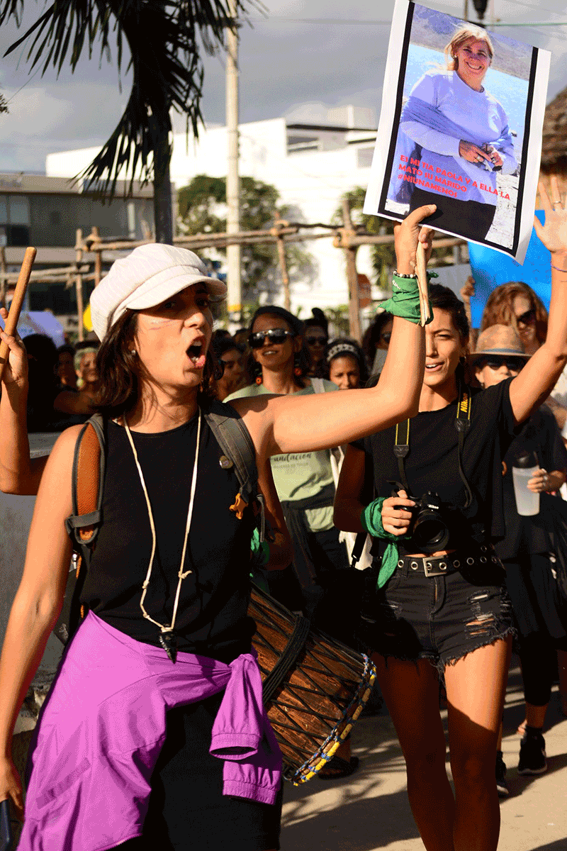 Mujeres marchan para exigir a los gobiernos que atiendan las denuncias de mujeres muertas por feminicidios.