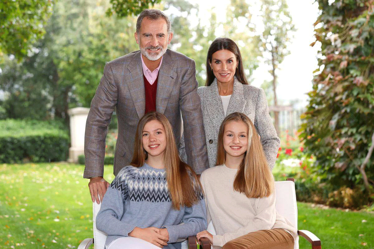 Posado oficial del rey Felipe, Letizia y sus hijas, la infanta Sofía y la princesa Leonor.