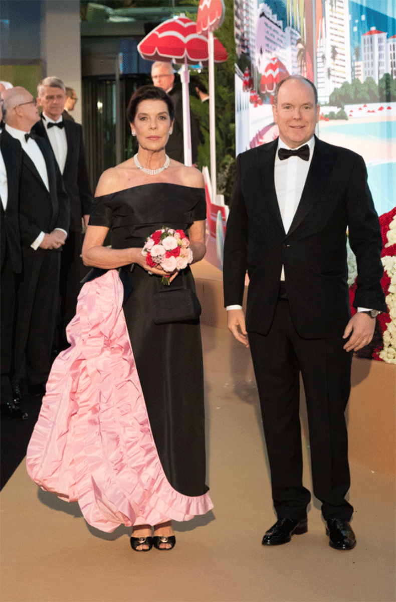 Los hermanos y príncipes Carolina y Alberto de Mónaco dan apertura al Baile de la Rosa.