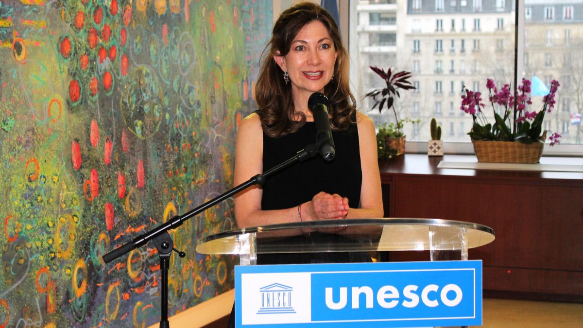 Krytzia Dabdoub dona obra a la UNESCO en París