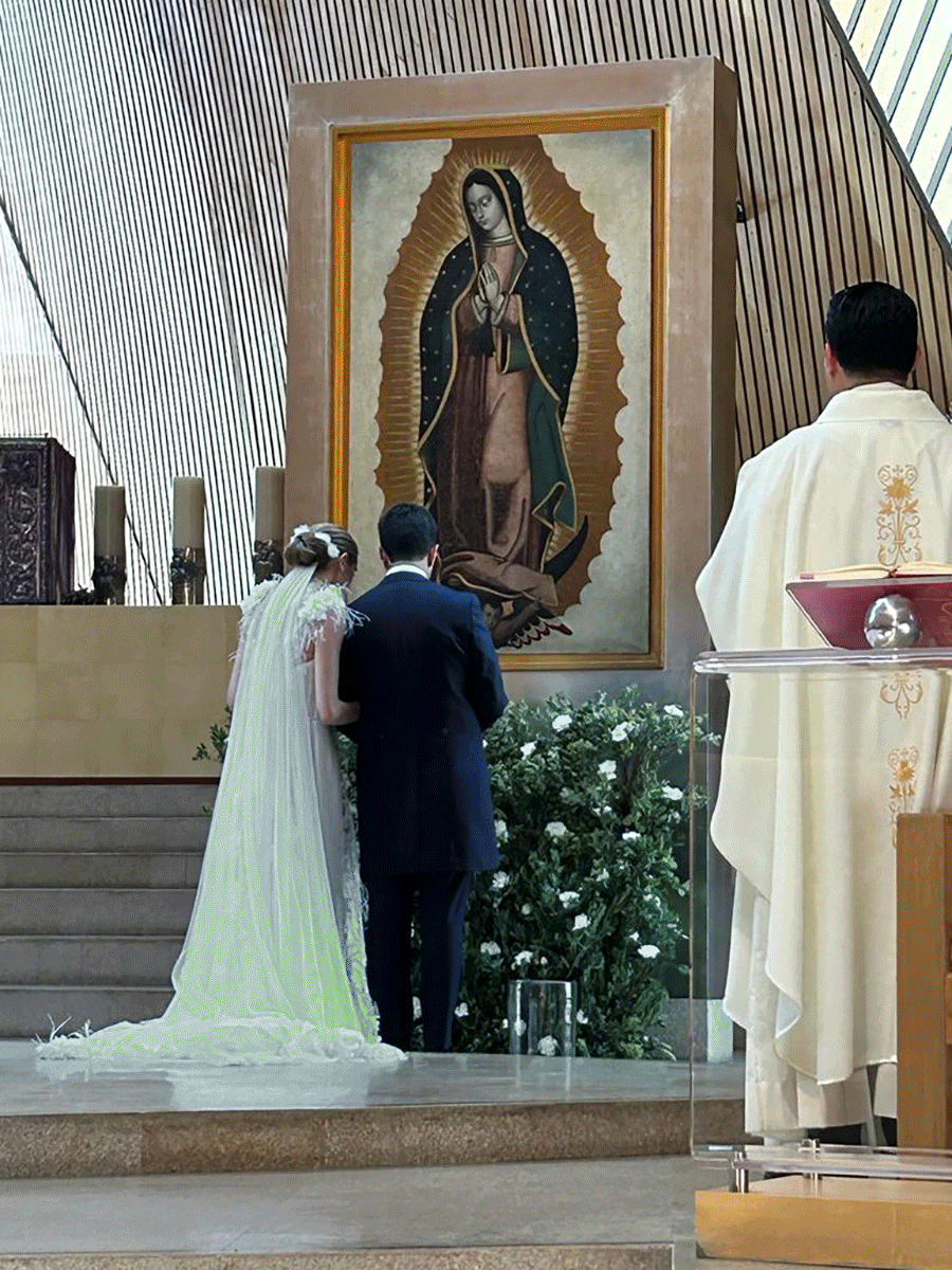 La ceremonia religiosa de Patricio Manzur Juan y Natalia Jiménez se realizó en la iglesia de Santa Fe. 
