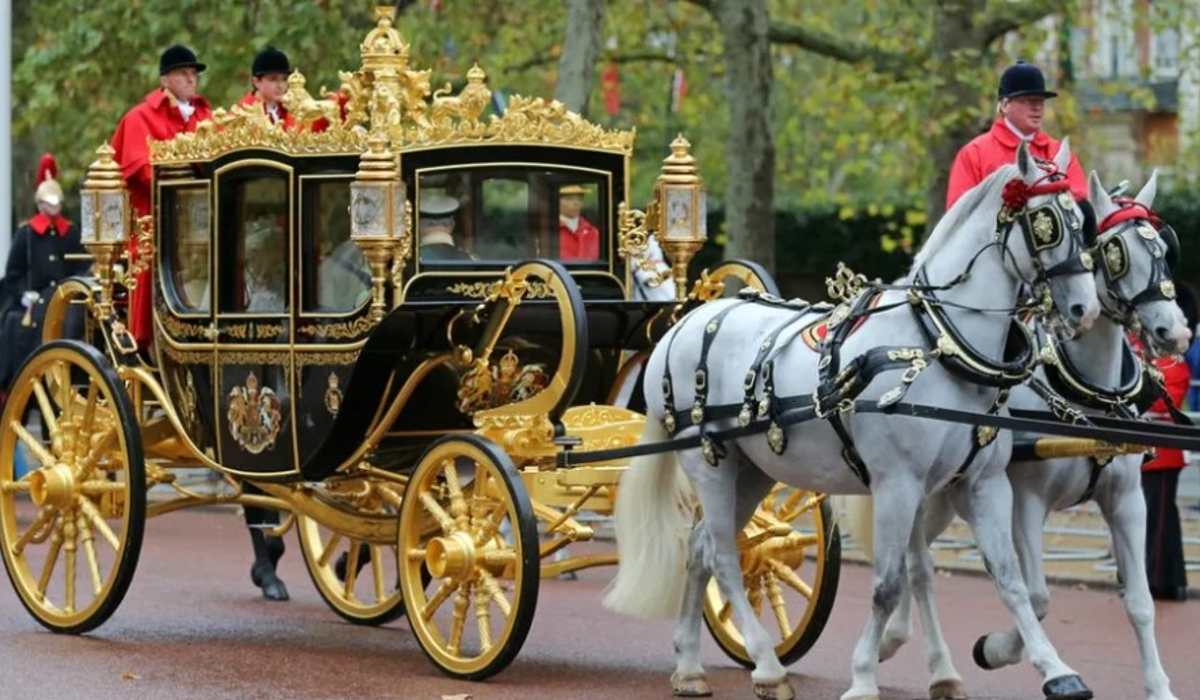 La carroza Diamond Jubilee State Coach es mucho más cómoda y moderna. Carlos III y Camilla regresarán a casa tras la ceremonia  realizada en la Abadía de Westminster en la que se convertirán en reyes de Reino Unido. 