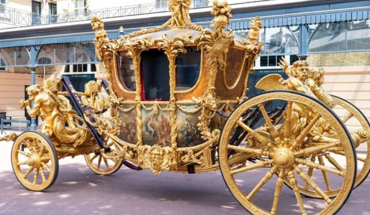 La carroza Gold State Coach fue utilizada por la reina Isabel II durante su coronación. Esta carroza fue construida en el siglo XVIII.