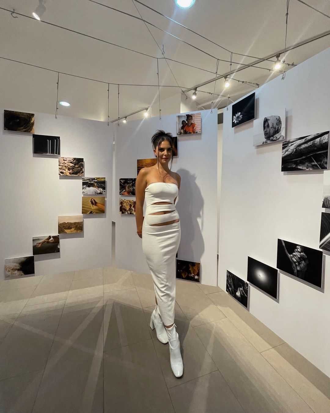 María Levy en su exposición fotográfica en la Ciudad de México.