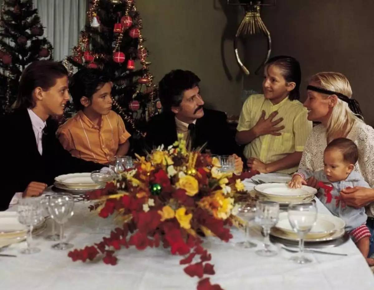 Hay muy pocas fotografías de la familia Basteri juntos. Aquí aparece Luis Miguel junto a Luisito Rey, Marcela Basteri, Alejandro y Sergio Basteri y Roberto Palazuelos. 