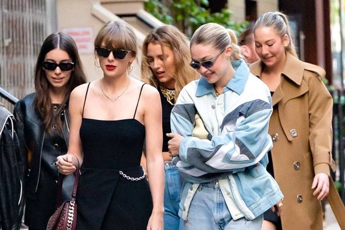 El grupo de amigos de Swift decidió dejar de seguir en redes sociales a su ex, Joe Alwyn, al surgir el rumor de que él había sido quien hizo público el final de su relación con la intérprete. 