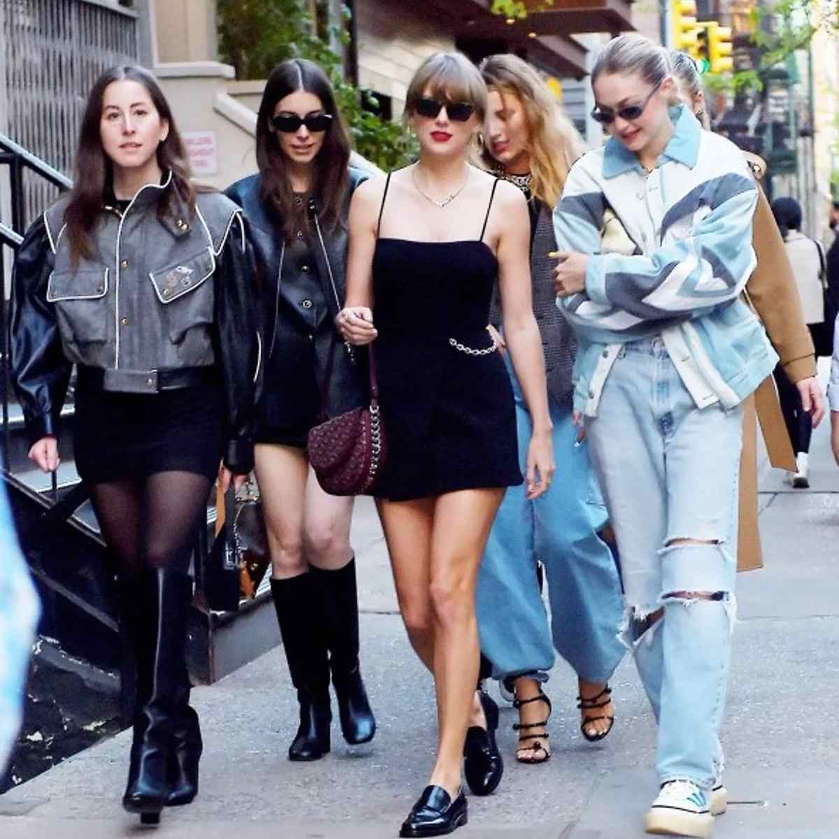 Taylor Swift ha estado acompañada por su 'séquito' de amigas incondicionales en Nueva York. Aquí junto a Blake Lively, Gigi Hadid y las hermanas Haim. 