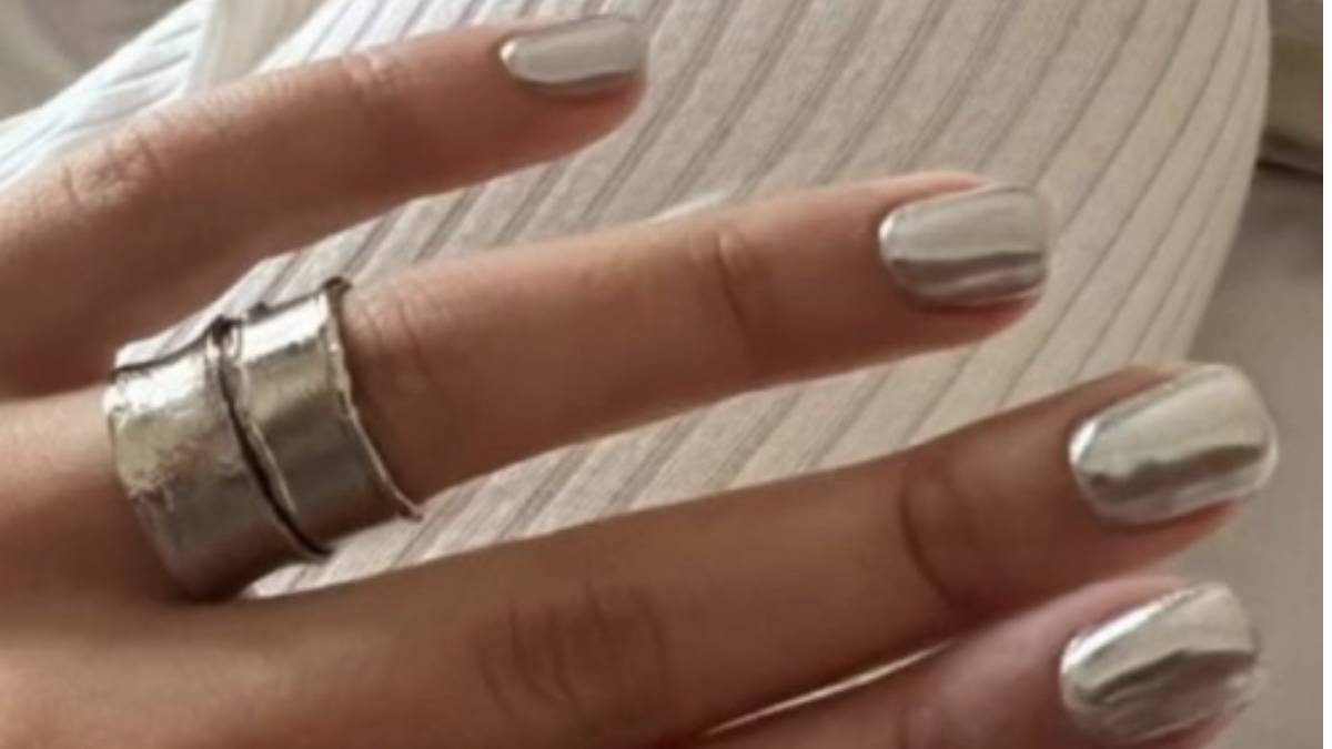 Las uñas con colores metálicos están de lo más in en esta primavera y le darán mucha fuerza a tu personalidad. 