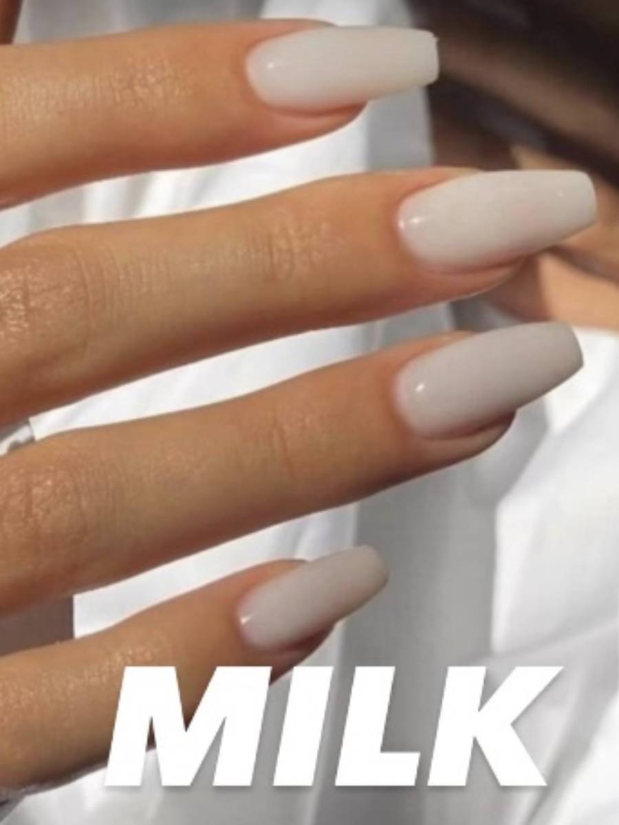 Las uñas en tonos traslúcidos, como el milk le darán a tus manos un toque de suavidad en esta primavera.  