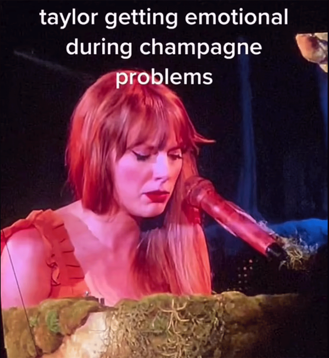 Un fan posteó en su cuenta de TikTok el momento justo donde Taylor interpreta Champagne Problems. 