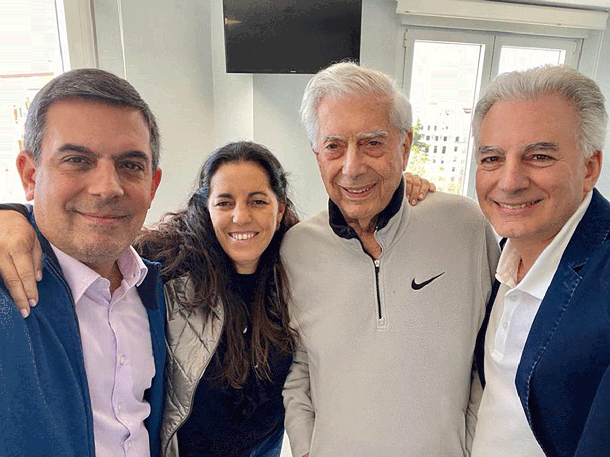 Mario Vargas Llosa con sus tres hijos: Gonzalo, Morgana y Álvaro.