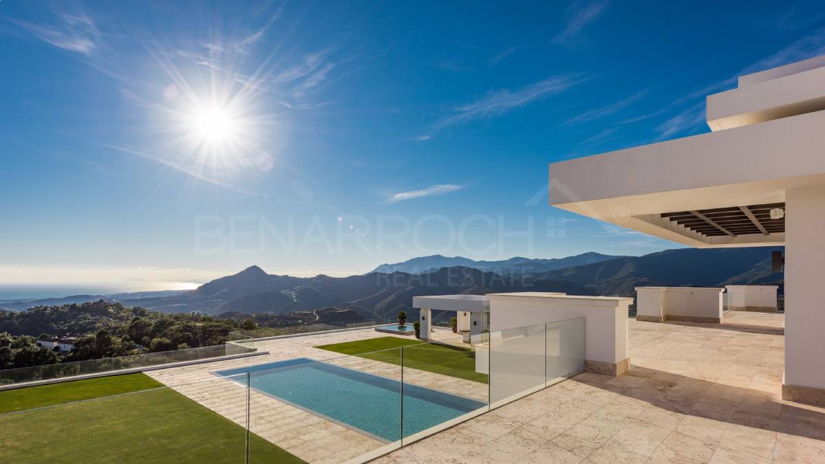 Sin duda, esta es una de las casas más exclusivas que ha tenido Luis Miguel y donde quizá, piensa radicar de manera definitiva. Su nuevo hogar se encuentra en la Zagaleta, cuyas villas tienen una hermosa vista al mar Mediterráneo. 