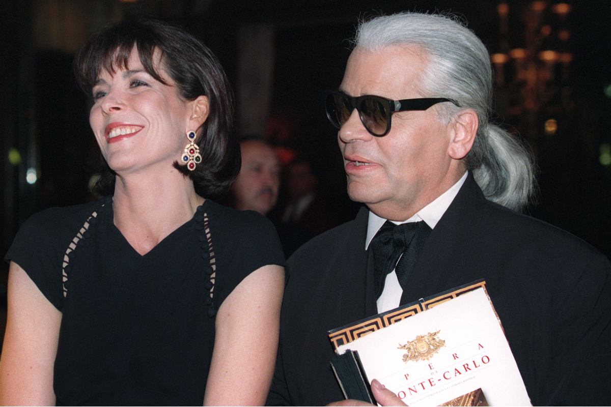 Carolina de Mónaco habría dado a Karl Lagerfeld para 'guardar' su dinero en los bancos del Principado.