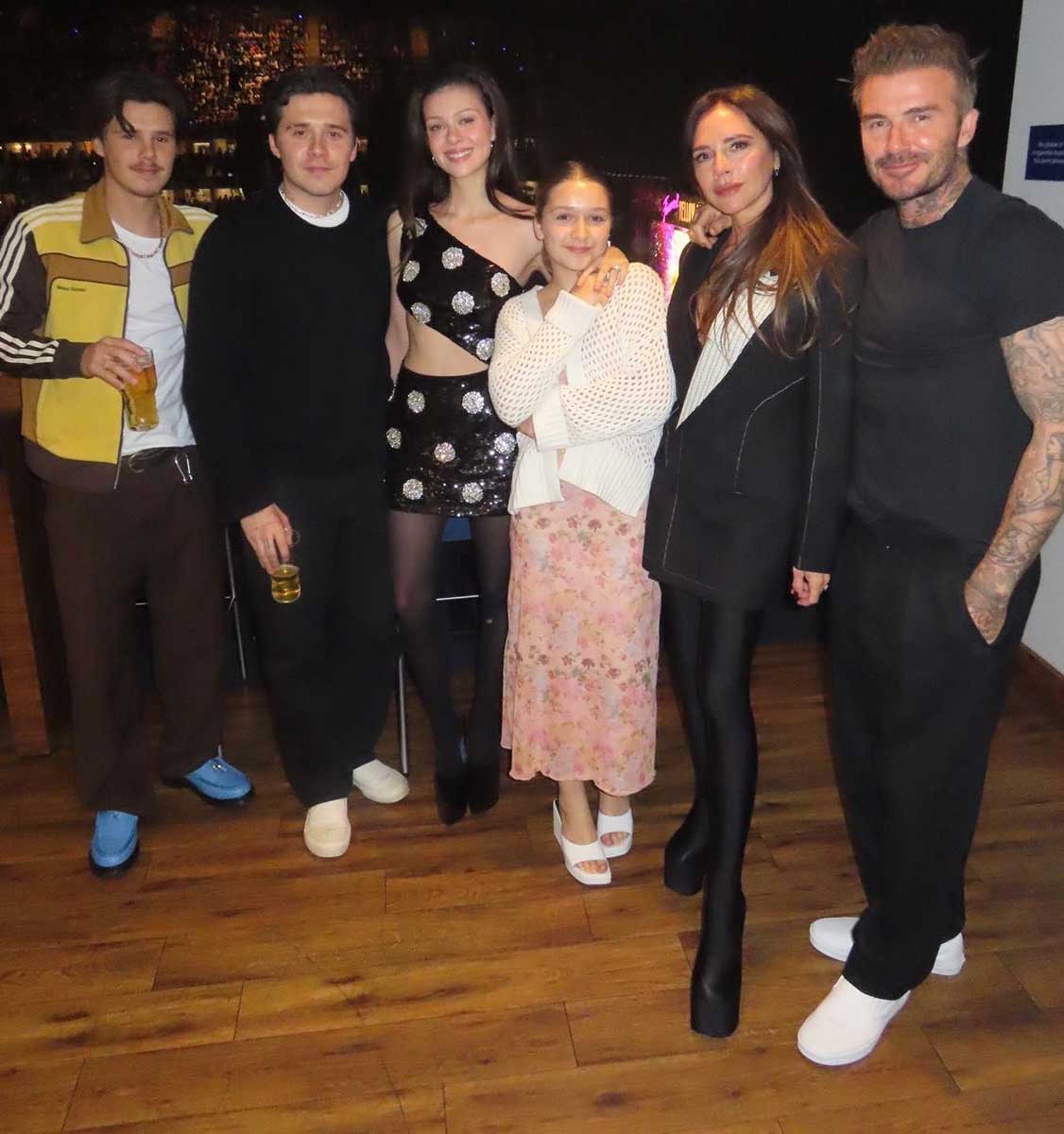 La familia Beckham se reunió en Londres para asistir al concierto de despedida de Elton John, padrino de Brooklyn, el hijo mayor de Victoria y David.