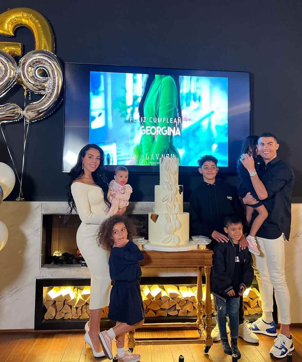 La pareja tiene cinco hijos: Cristiano Jr., Eva, Mateo, Alana Martina y Bella Esmeralda.
