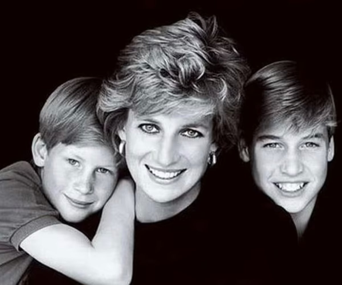 La postal navideña que Lady Di envió a familares y amigos en 1995 junto a William y Harry, forma parte del album familar que el príncipe de Gales tiene en la sala de su casa.