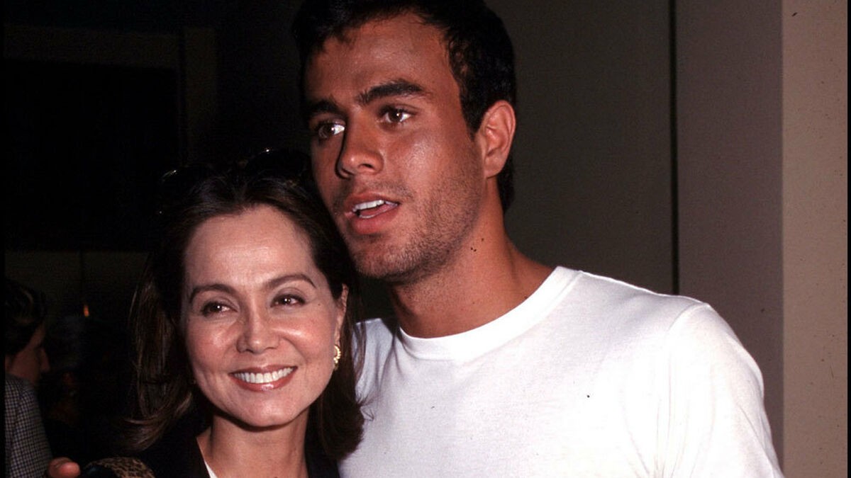 Isabel Preysler, madre de Enrique Iglesias, asegura que ya 'pasó el susto' y la salud de su hijo mejora.