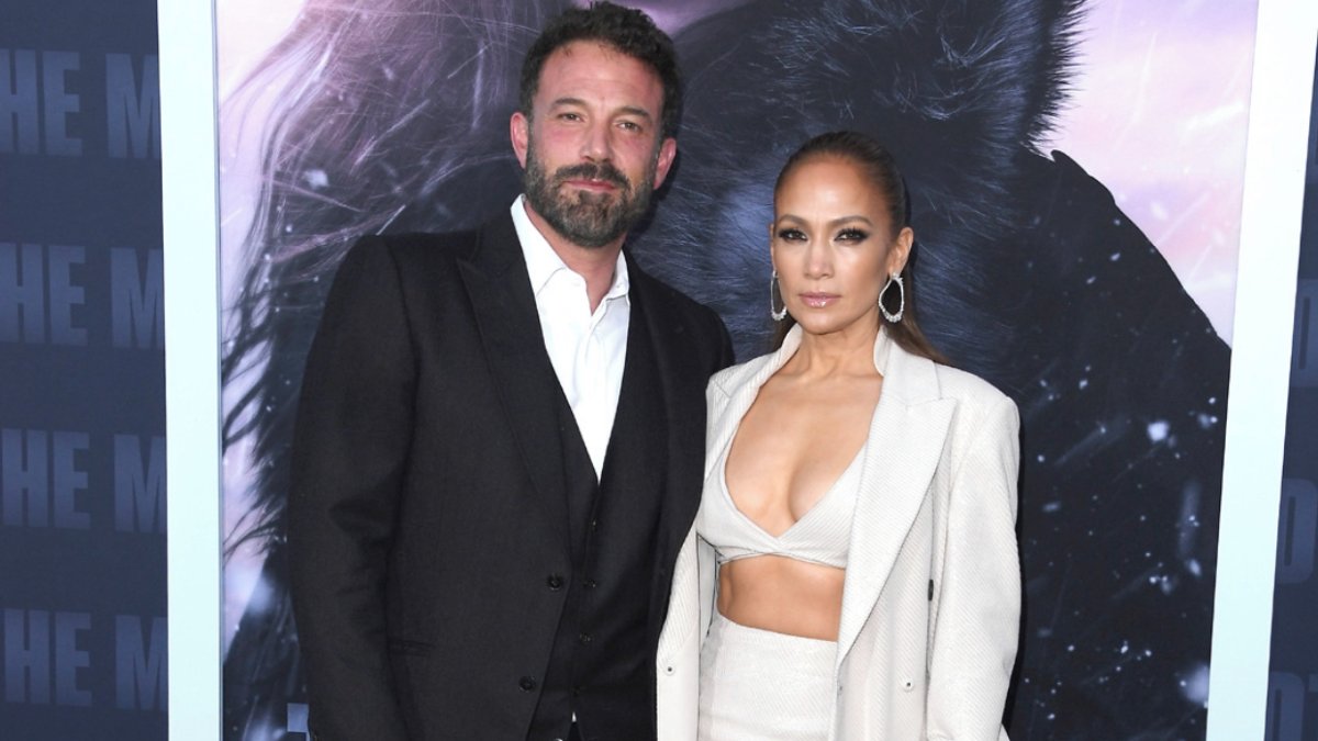 ¿Crisis o estrategia? Lector de labios revela supuesta pelea entre JLo y Ben Affleck en alfombra roja de ‘Mother’
