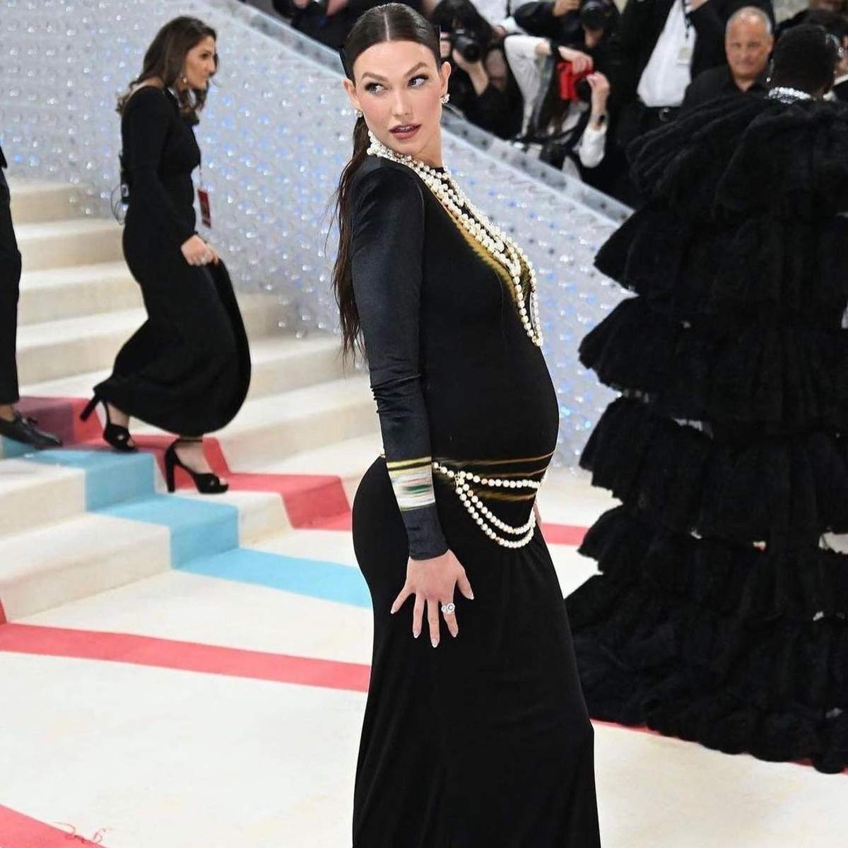 Karlie Kloss presumió su pancita de embarazo en este diseño de Loewe.