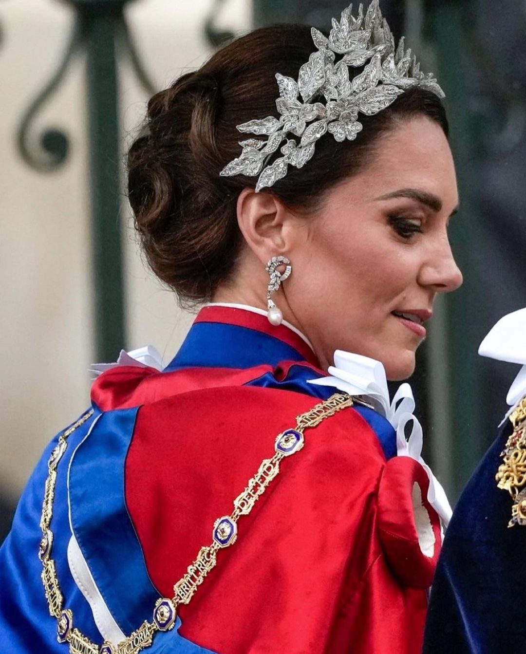 Kate complementó su look con unos pendientes de perlas y diamantes de Lady Di y un collar de Isabel II. 