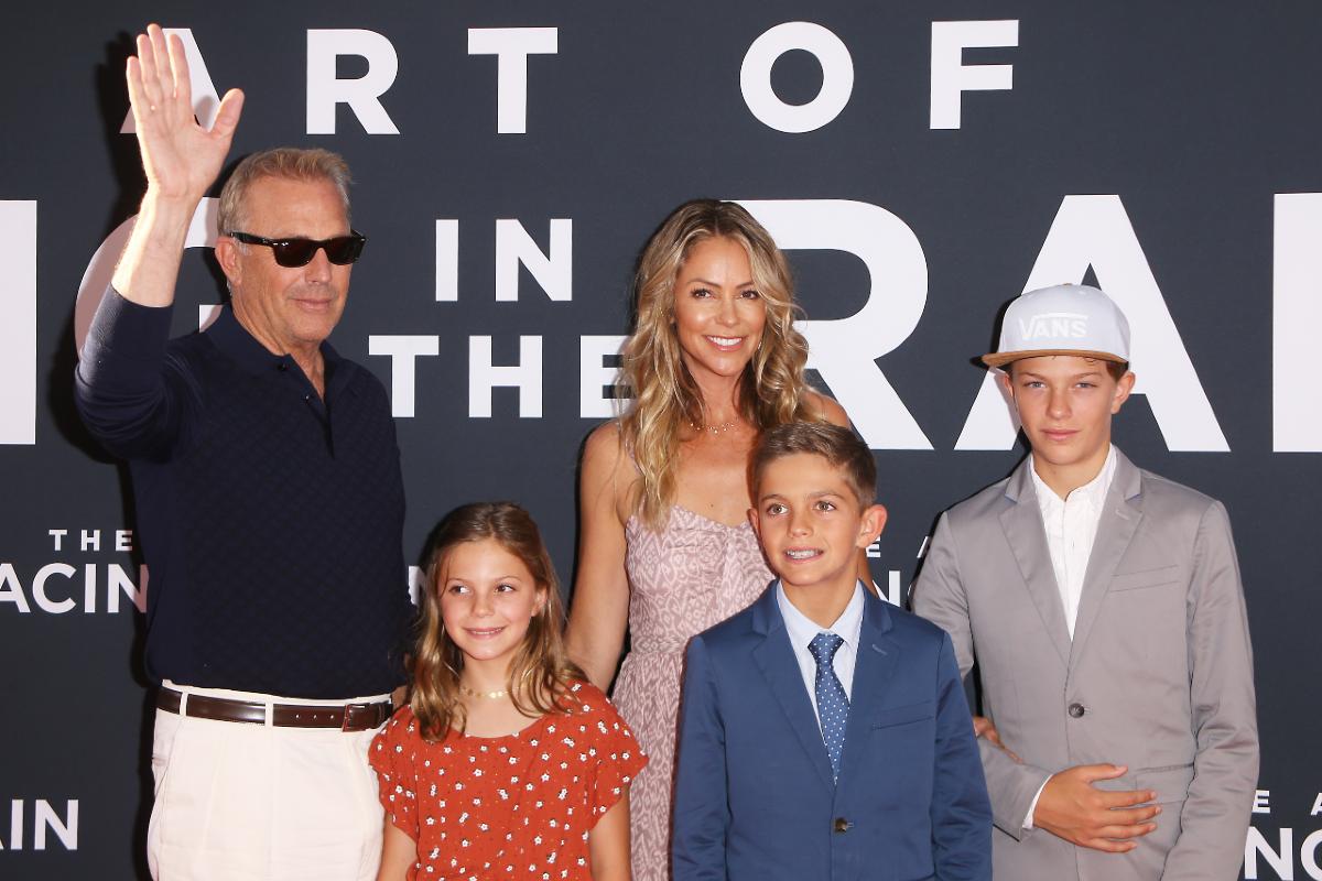 Christine Baumgartner se convirtió en la segunda esposa de Kevin Costner en 1994. La expareja compartirá la custodia de sus tres hijos Grace, Cayden y Hayes. 