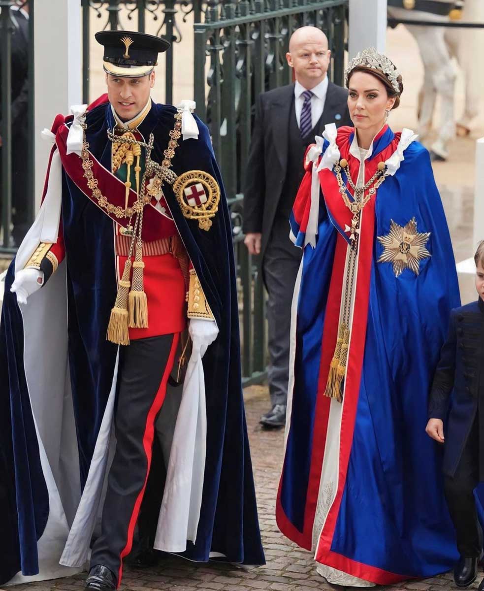 Kate Middleton lució perfecta en Alexander McQueen, con pendientes de Lady Di y un collar de la reina Isabel II. 