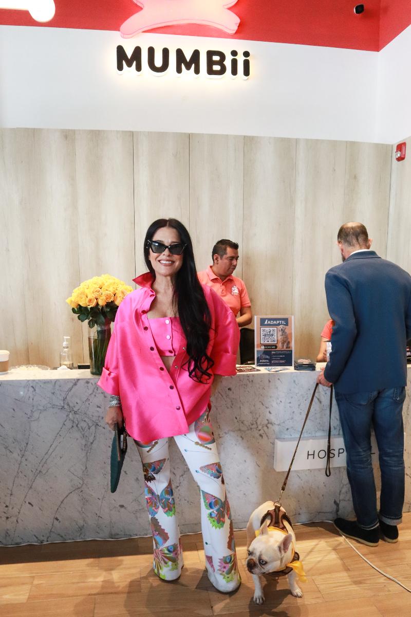 Martha Debayle llegó acompañada de su perrito 'Lapo' a la inauguración de Mumbii Hospital. 