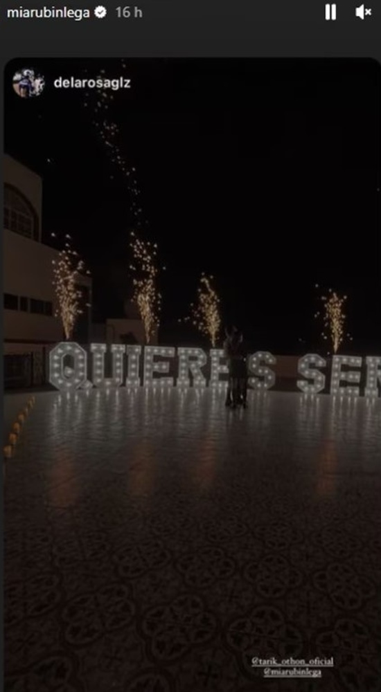 Mía, hija de Erik Rubín, fue sorprendida con una romántica declaración y fuegos artificiales.