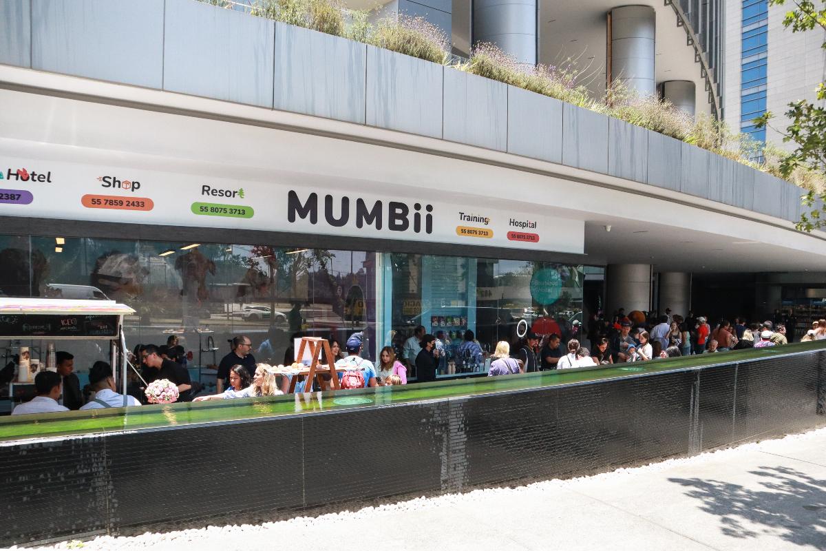Martha Debayle entre los presentes a la reinaguración de MUMBii Hotel y Hospital para mascotas en la CDMX